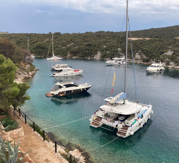 Een huis op het water zo'n catamaran