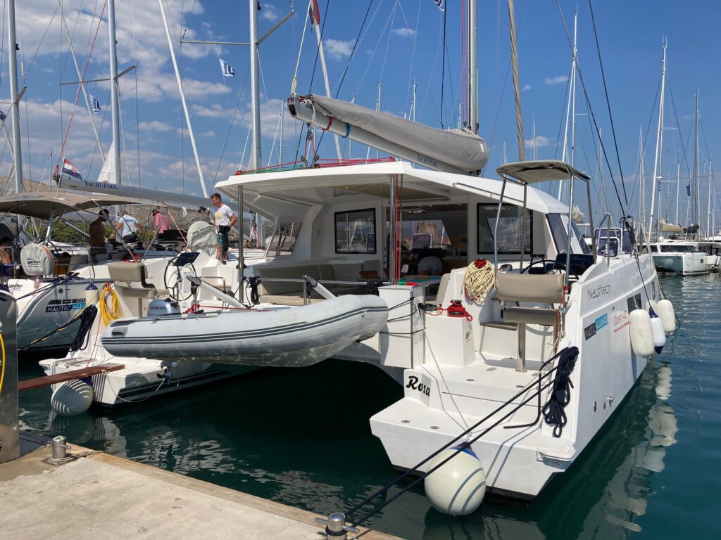 Iedereen aan boord op de catamaran!