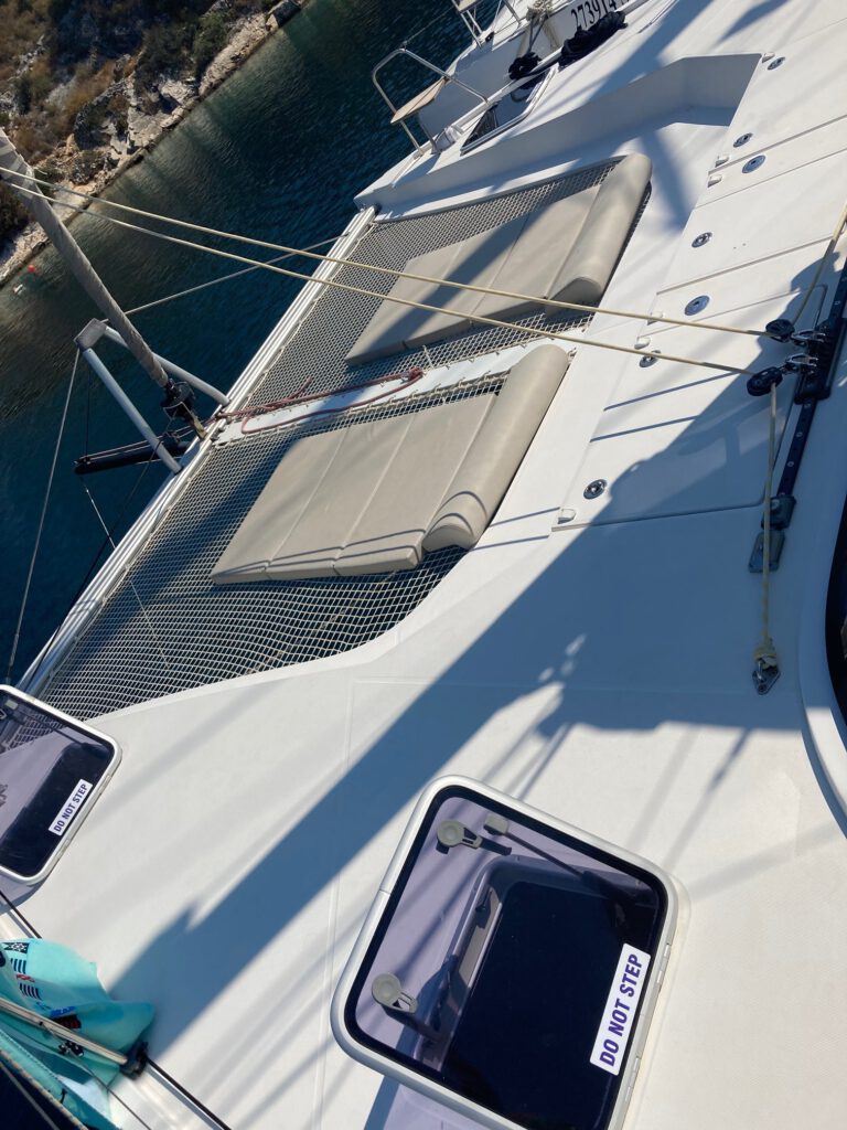 Loungen of chillen, geniet van het leven tijdens een zeilvakantie op een catamaran met schipper